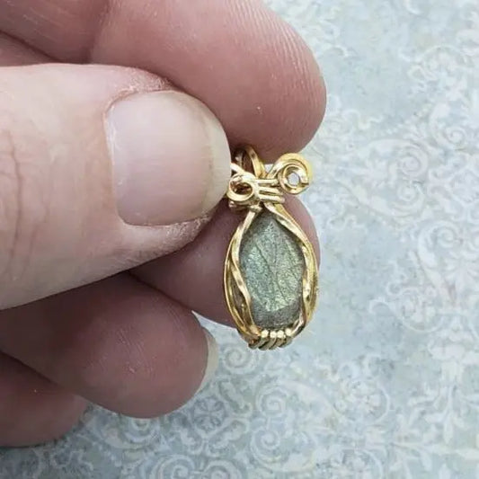Golden shine Labradorite pendant, Solitare Pendant, Statement Jewelry - moonlitbeading