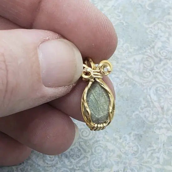 Golden shine Labradorite pendant, Solitare Pendant, Statement Jewelry - moonlitbeading