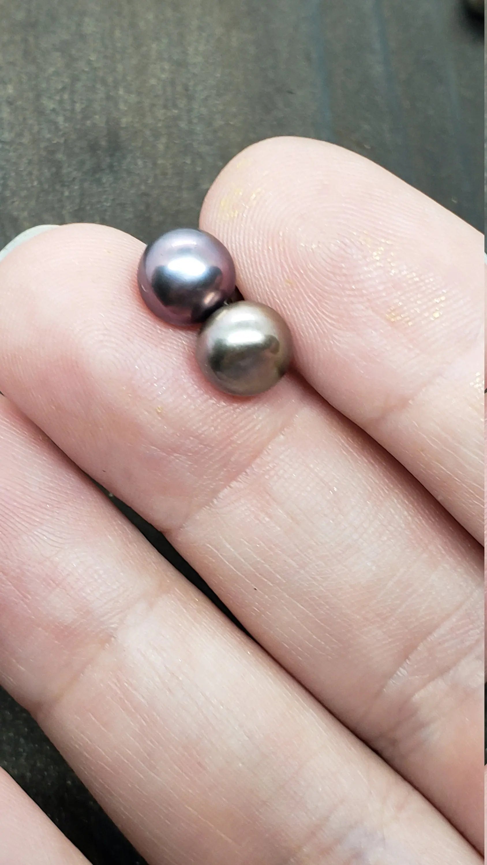 Iridescent Gray Pearl Stud    gemstone earring, gray, pearl